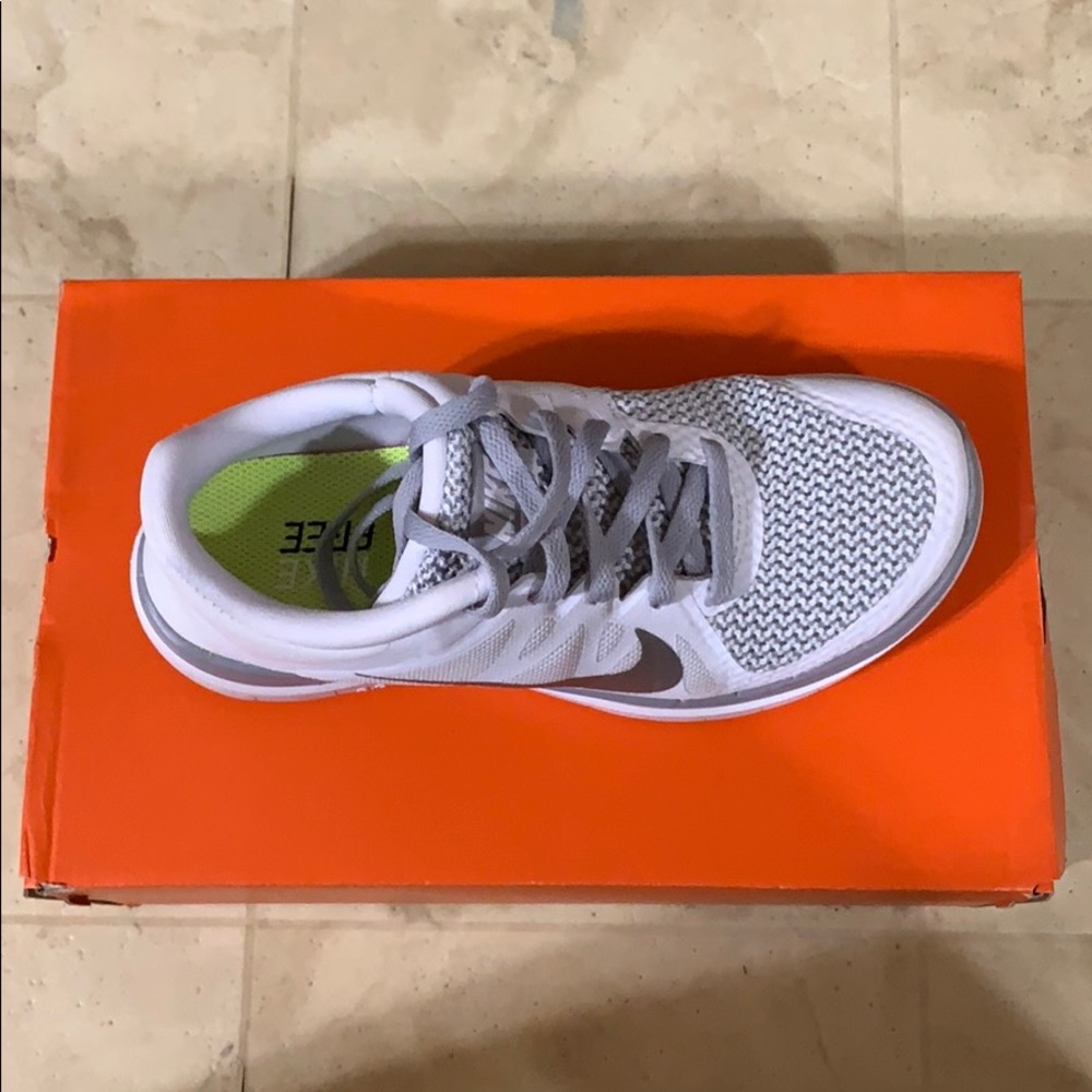 white nike 4.0